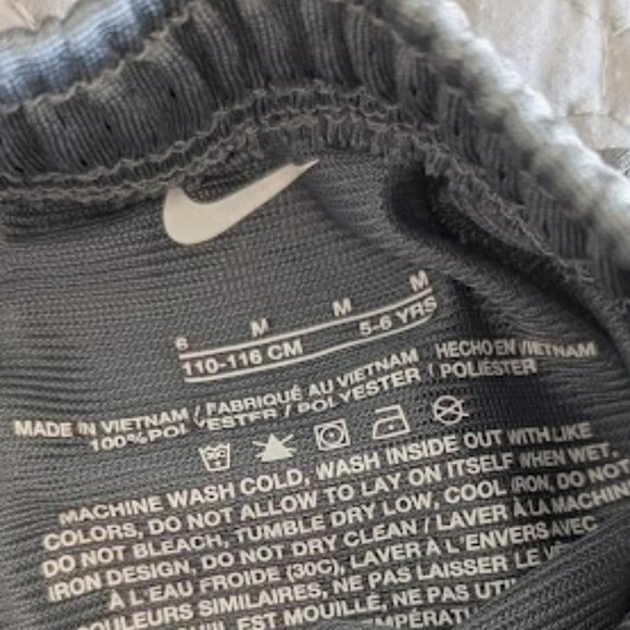 Nike mesh kids shorts Grey Size 6 or M - Picture 2 of 2